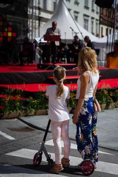 S soncem obsijan drugi festivalski dan 50. Dnevov narodnih noš in oblačilne dediščine v Kamniku (70)